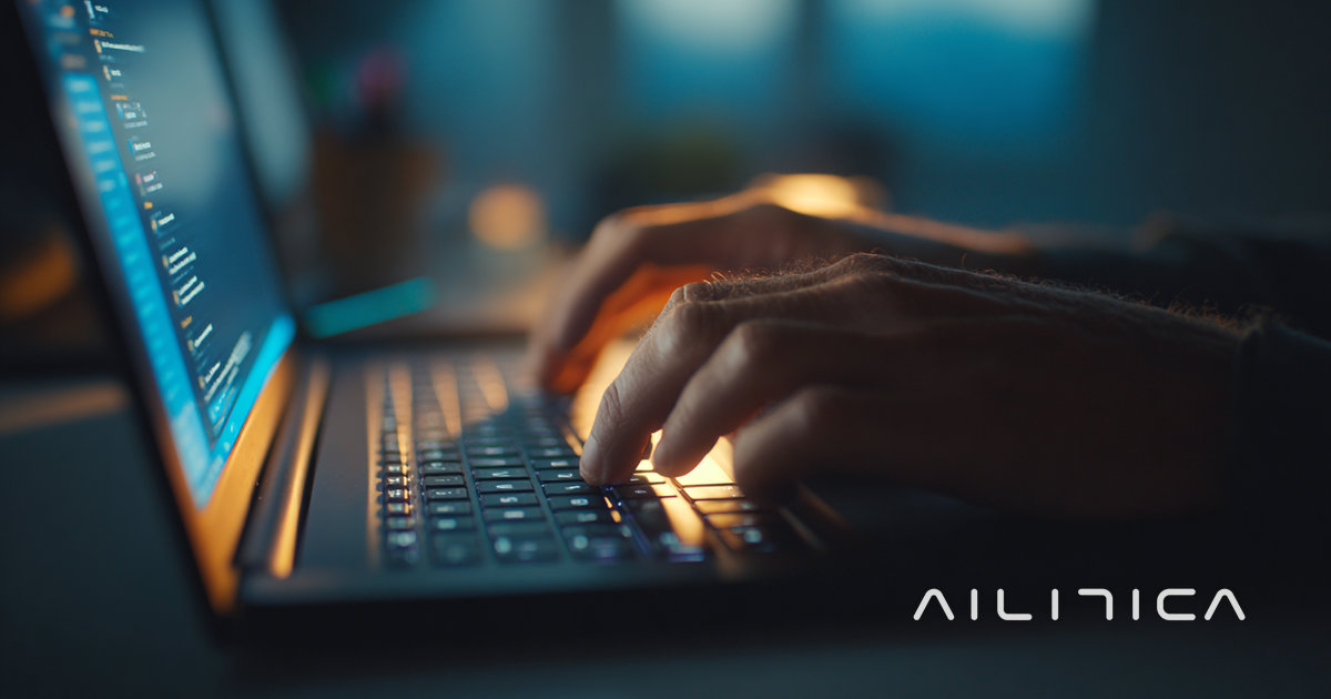 Persona a punto de pegar un dato de cliente en un chat de IA, con un aviso de precaución sobre protección de datos